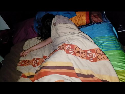 ❤️ Nevlastní syn buzeruje svou mladou nevlastní matku, zatímco ona spí. ❤❌ Domácí porno u nás ❤